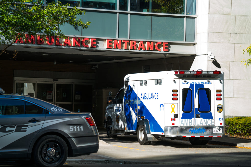 Ambulance à l'entrée d'un hôpital